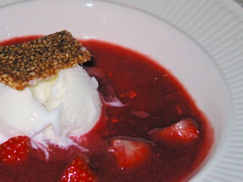 Aardbeien met port coulis en ijs