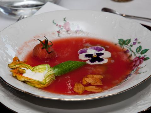 Bouillon van tomaat met fleur de courgette