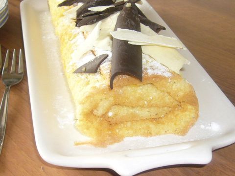 Cake rol gevuld met lemon-curd