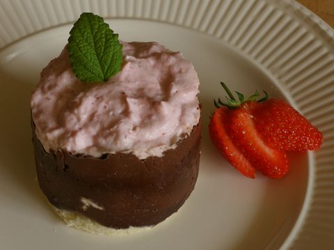 Chocolade ring gevuld met aardbeien bavarois