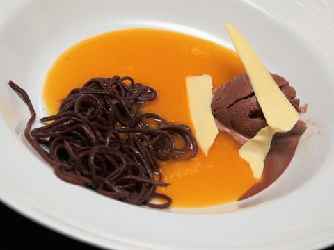 Chocolade spagetti met mango coulis en ijs