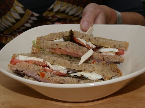 Dubbele sandwich met zalm en geitenkaas