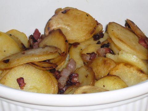Gebakken aardappelen met ui en spekjes