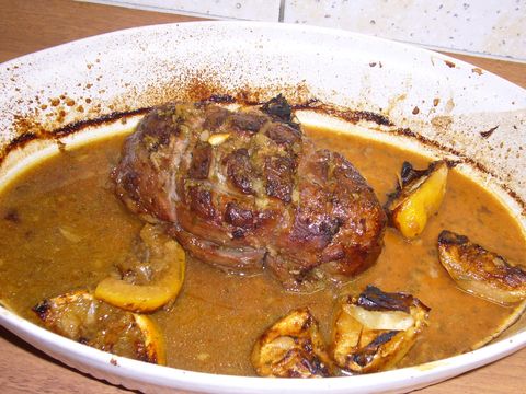 Gebraden kalfsvlees met knoflook en rozemarijn
