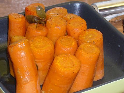 Kleverige wortelen uit de pan