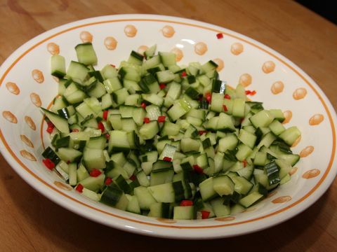 Komkommer in suikerazijn met rode peper