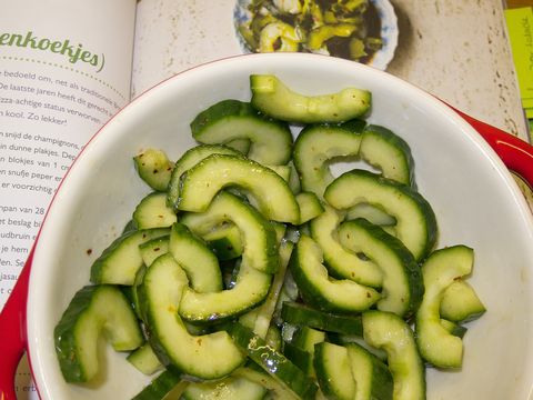 Komkommer salade met chilivlokken