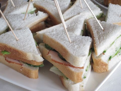 Mini sandwiches met kip en komkommer