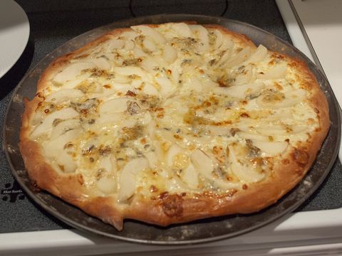 Pizza peer gorgonzola mozzarella