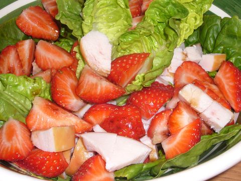 Salade van gerookte kip met aardbeien