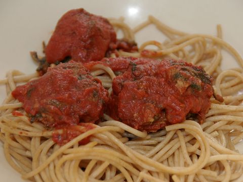Spinazie gehaktballetjes met volkorenspaghetti