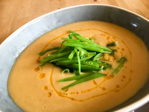 Thaise rodelinzen soep met chiliolie