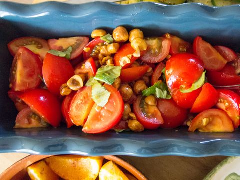 Tomatensalade met gefrituurde hazelnoten