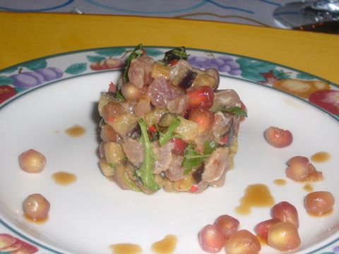 Tonijntartaar met aubergine en granaatappelpitjes