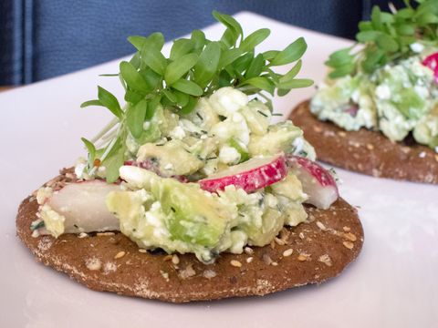 Volkoren cracker met avocado-huttenkase-radijs