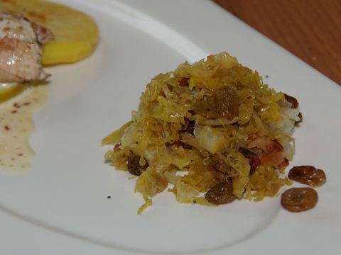 Zuurkool met boerenjongens walnoten en spekjes