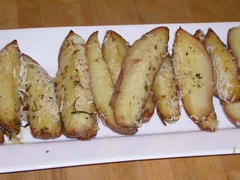 Aardappelpartjes met Parmezaanse kaas en kruiden