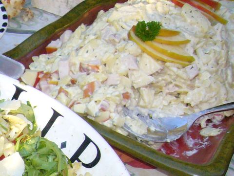 Aardappelsalade met gerookte kip en appel