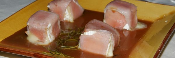 BRIE MET BACON EN KARAMELSAUS