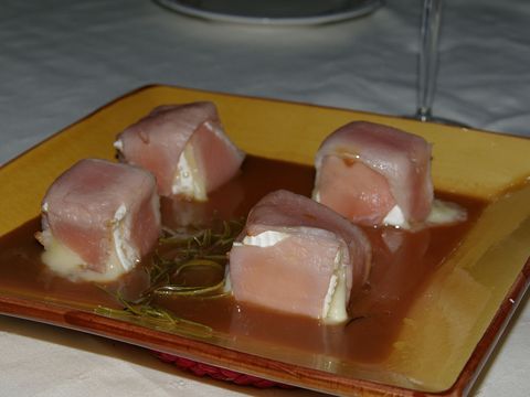 Bombe van brie met bacon en karamelsaus