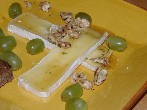 Brie met tijmhoning en druiven