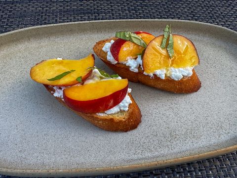 Bruschetta met nectarine en cottage cheese