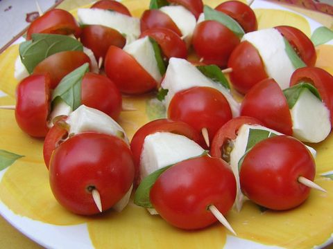 Cherry tomaatjes met basilicum en mozzarella