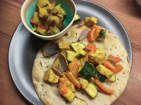 Indiase kip met groenten en naan