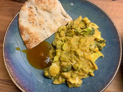 Korma curry met kabeljauw en broccoli