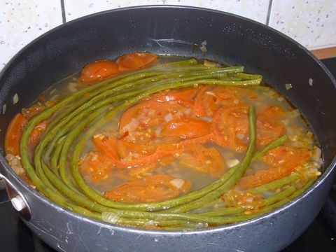 Kousenband met tomaat en sambal