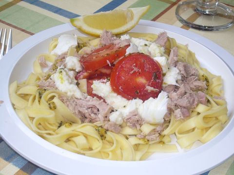 Pasta met tomaat en tonijn