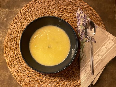 Romige knolselderij soep met prei en mosterd
