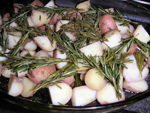 Rozeval aardappeltjes met rozemarijn