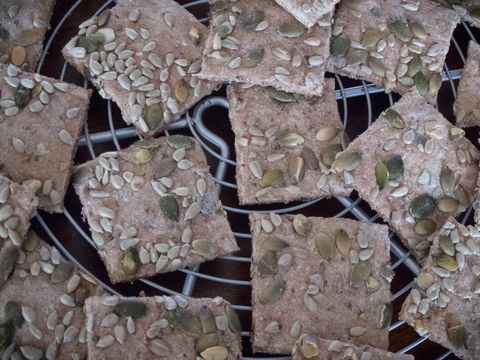 Spelt crackers met zonnebloem en pompoenpitten