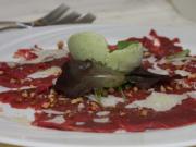 Carpaccio van ossenhaas met basilicum-mosterdijs