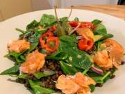 linzen-salade-met-warm-gerookte-zalm-en-spinazie