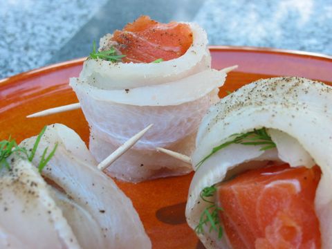 Tongfiletrolletjes in witte-wijn-garnalensaus