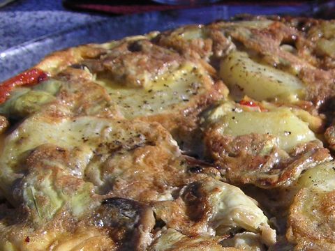 Tortilla met aardappel ui champignons en paprika