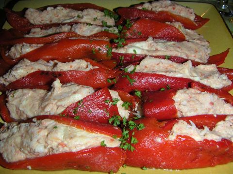 Zoete paprika's gevuld met krabsalade